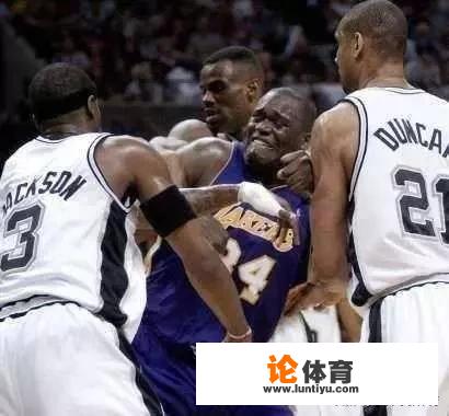 在NBA历史中，哪些球星打出的三双数据最令人震撼？_nba连续三双记录