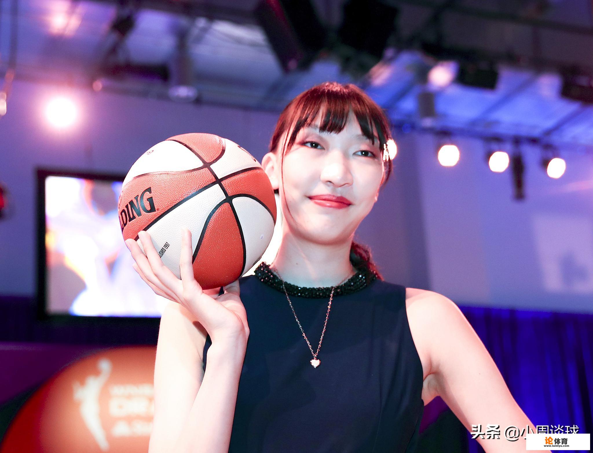 李月汝和韩旭在女篮队伍中鹤立鸡群,为什么没有霸气扣篮?_wcba女篮扣篮大赛 李月汝和韩旭在女篮队伍中鹤立鸡群,为什么没有霸气扣篮?_wcba女篮扣篮大赛