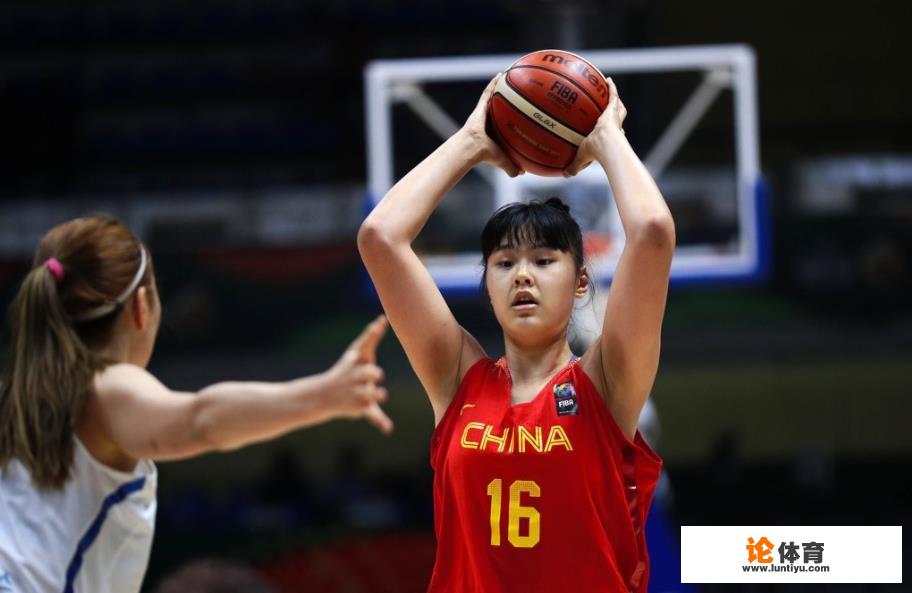 李月汝和韩旭在女篮队伍中鹤立鸡群,为什么没有霸气扣篮?_wcba女篮扣篮大赛 李月汝和韩旭在女篮队伍中鹤立鸡群,为什么没有霸气扣篮?_wcba女篮扣篮大赛