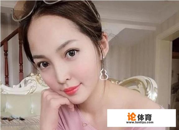 为什么美女台球裁判王钟瑶会一夜爆红，被球迷称为最美八球裁判？_女子桌球比赛照片大全高清