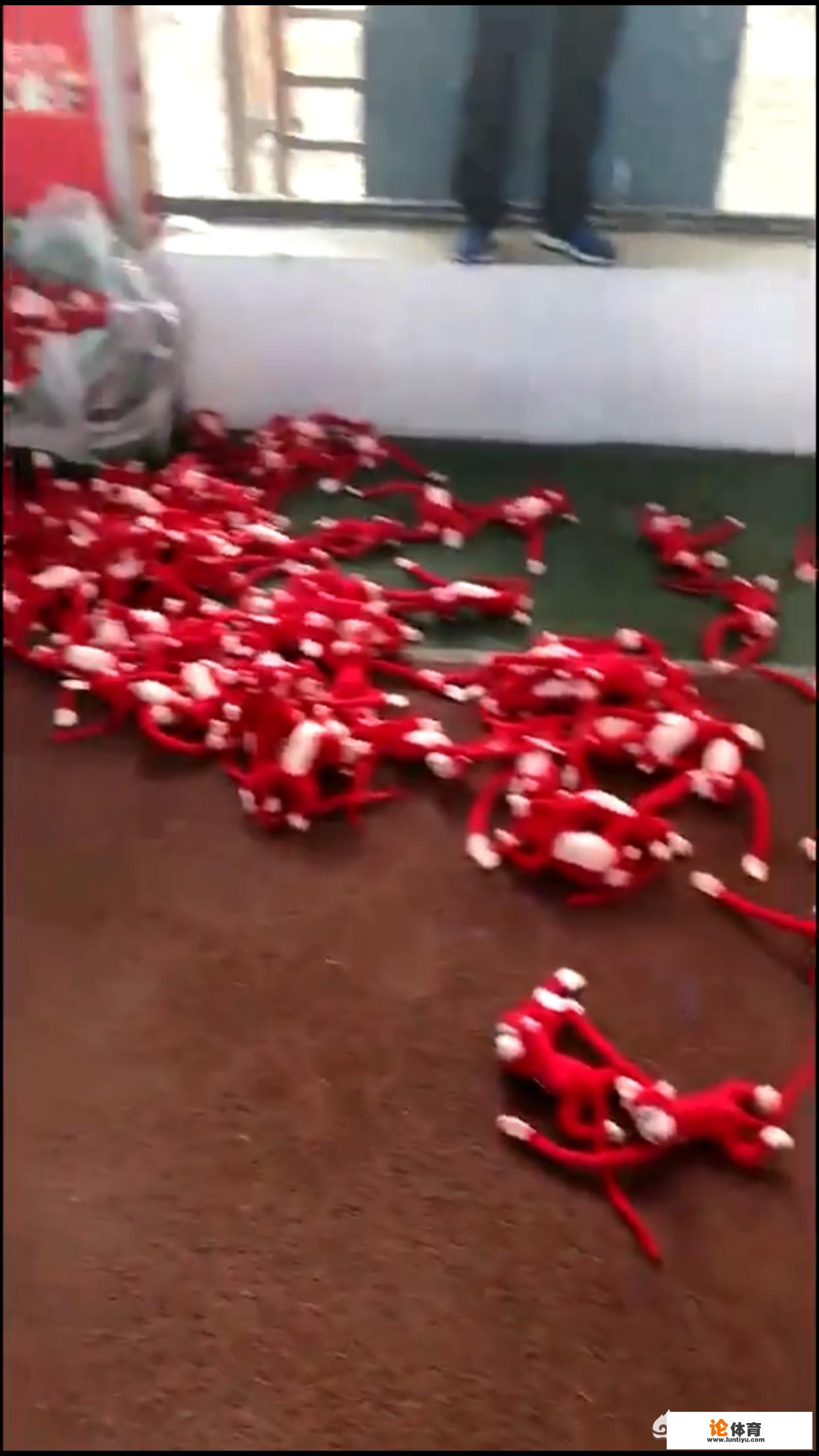 有些北京国安球迷在天河体育场发放红色猴子玩偶,举报后被没收,对此你怎么看?_亚运会流行公仔 有些北京国安球迷在天河体育场发放红色猴子玩偶,举报后被没收,对此你怎么看?_亚运会流行公仔