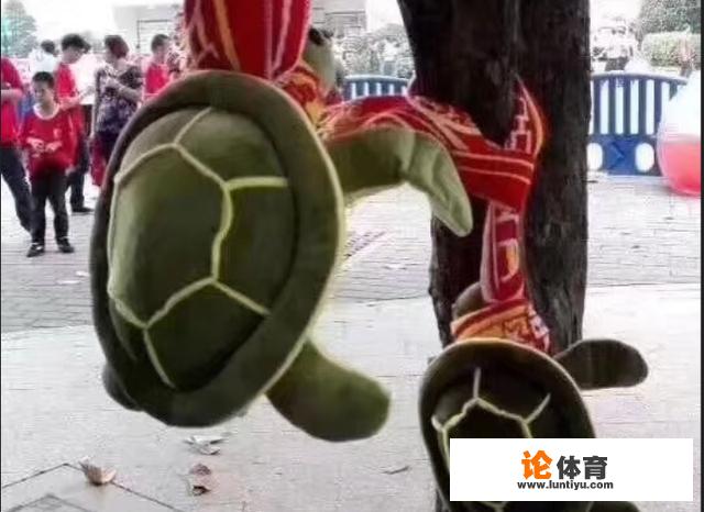 有些北京国安球迷在天河体育场发放红色猴子玩偶,举报后被没收,对此你怎么看?_亚运会流行公仔 有些北京国安球迷在天河体育场发放红色猴子玩偶,举报后被没收,对此你怎么看?_亚运会流行公仔