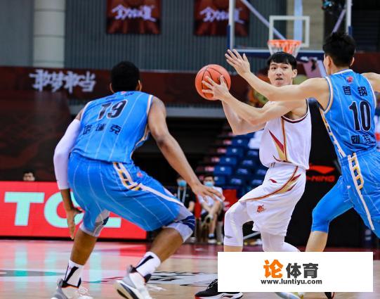 北京92:90险胜浙江，林书豪罚球绝杀存在争议，这球犯规了吗？_nba林书豪比赛