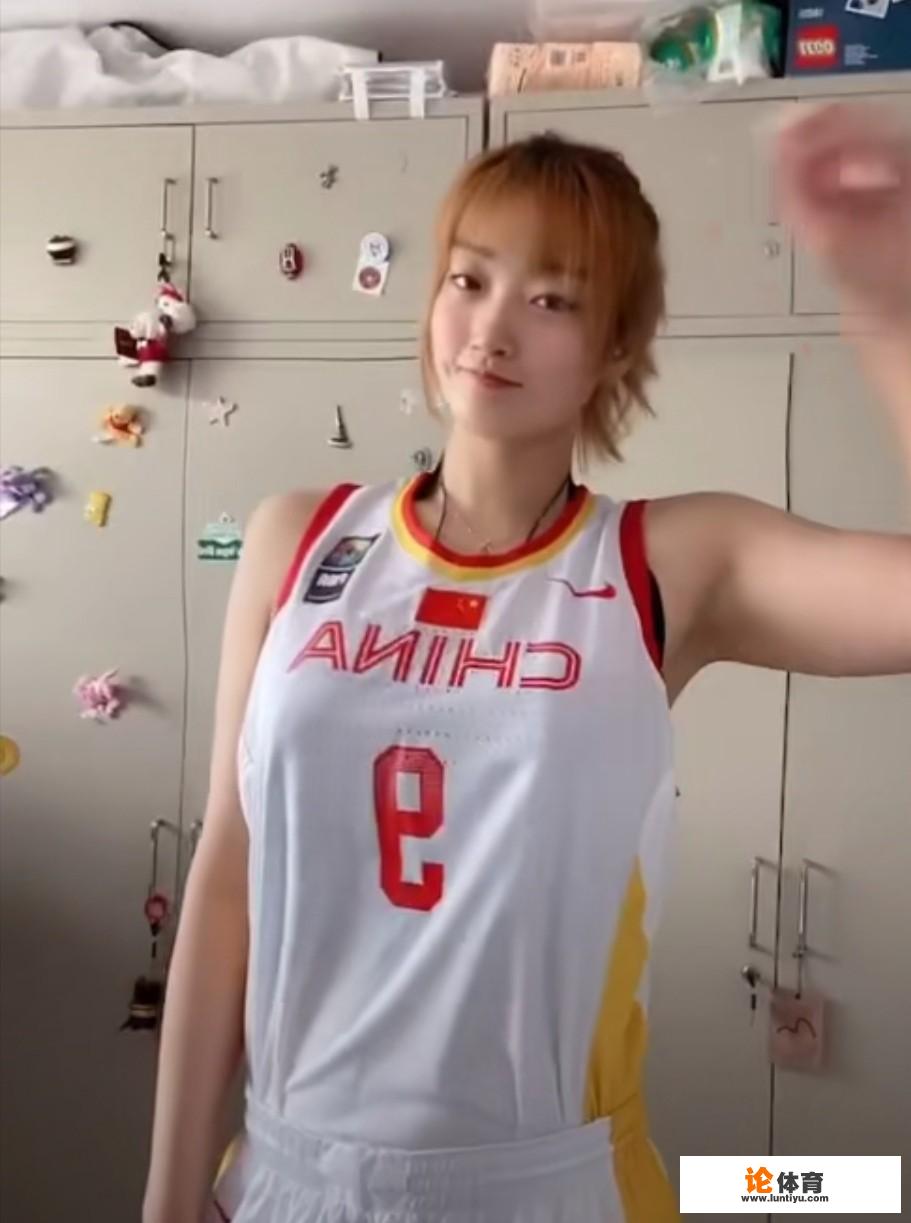 中国女篮主力李梦两获大赛MVP，场下打扮也很漂亮，你怎么看？_2021年wcba奖项