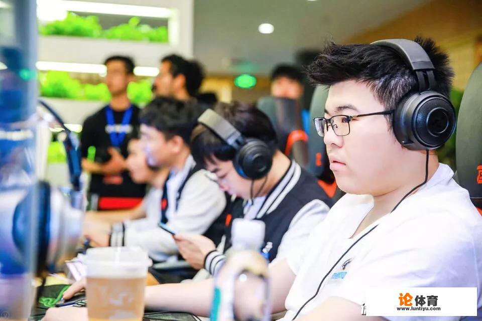 4月18号绝地求生4AM战队线下水友赛，现场人气爆棚，4AM为何如此成功？_绝地求生上海网吧比赛