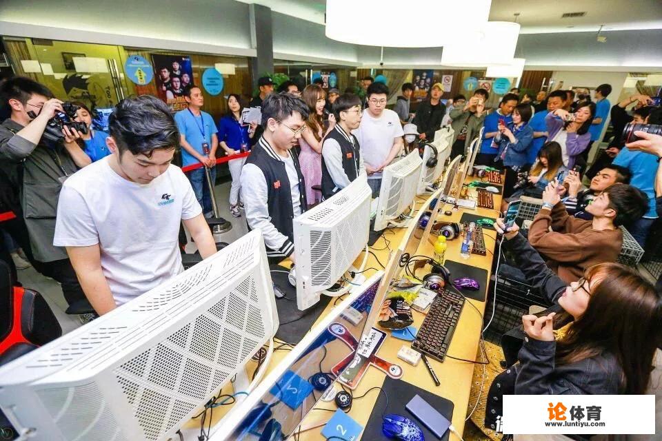 4月18号绝地求生4AM战队线下水友赛，现场人气爆棚，4AM为何如此成功？_绝地求生上海网吧比赛