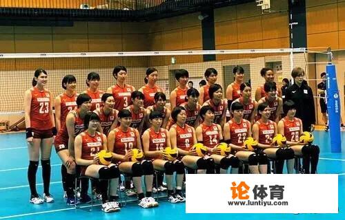 女排世界杯日本女排发球时本国女观众都在喊什么？_排球队比赛英语结尾怎么写