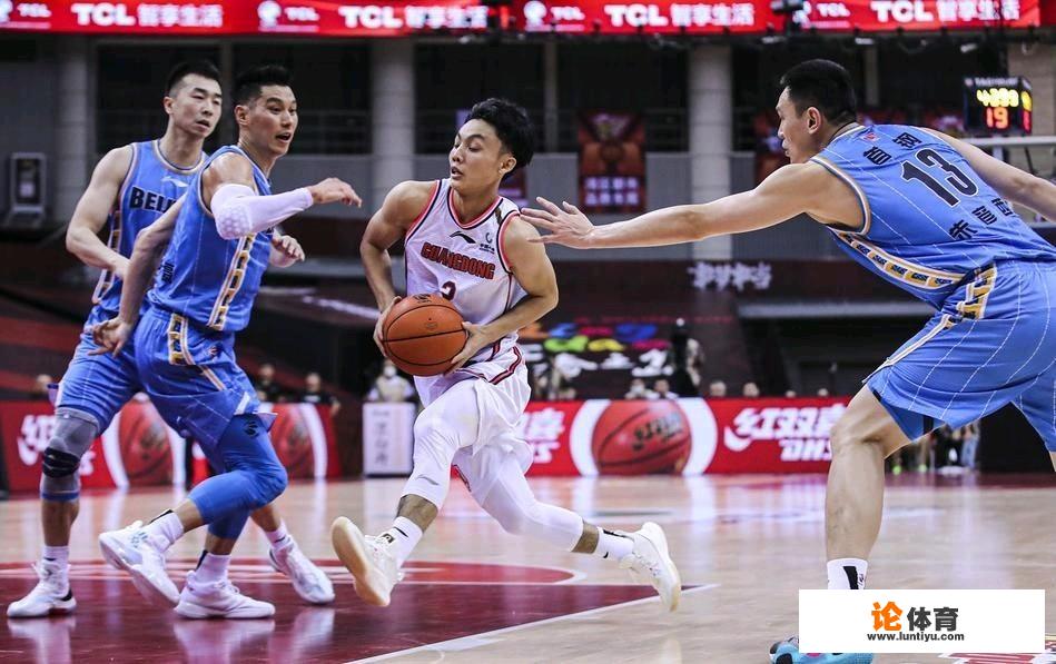 广东加时险胜北京！徐杰加时赛霸气前场板吓懵众人，杜峰该把赵睿上场时间给他一些么？_CBA广东对北京威姆斯