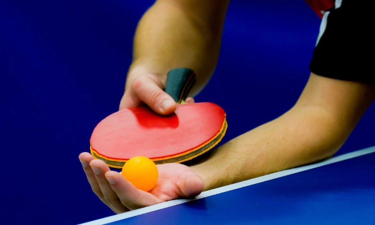 用手在桌子上扔乒乓球怎样回旋?_打回旋兵乓球 用手在桌子上扔乒乓球怎样回旋?_打回旋兵乓球