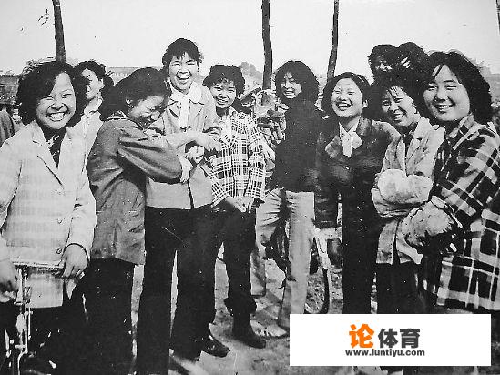 七八十年代,在农村有种潮流叫“的确良”,为何现在不流行了?_皱英超 七八十年代,在农村有种潮流叫“的确良”,为何现在不流行了?_皱英超