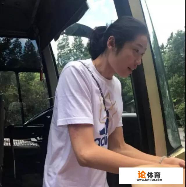 中国女排在北仑集训中，朱婷的胳膊出现淤青是怎么回事？_排球比赛前可以拔火罐吗