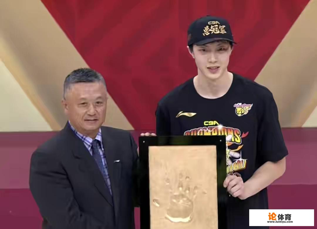 广东登顶CBA总冠军舞台，教练杜锋为什么会泪洒洗现场呢？_广东夺cba总冠军杜锋