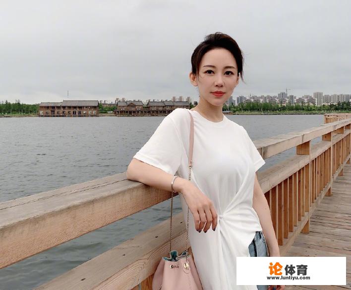 台球女神潘晓婷和车侑蓝，颜值都很高，两位女神谁更漂亮？_桌球比赛韩国女选手视频