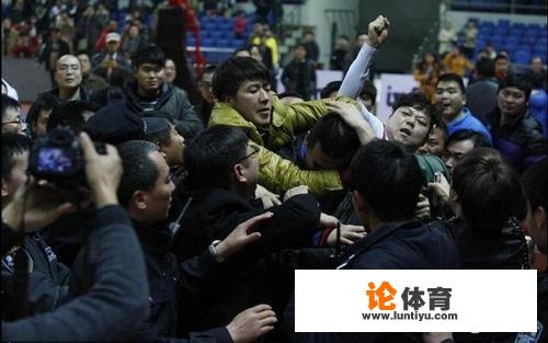 50号裁判杨晓光吹黑哨为什么姚明不敢明罚他？_黑哨吹罚wcba