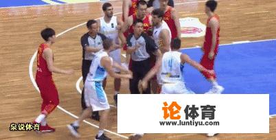 男篮四国赛中,乌克兰4号球员冲过去要对中国队任骏飞动手,为什么随后又放弃了?_乌克兰绝地求生比赛开场 男篮四国赛中,乌克兰4号球员冲过去要对中国队任骏飞动手,为什么随后又放弃了?_乌克兰绝地求生比赛开场
