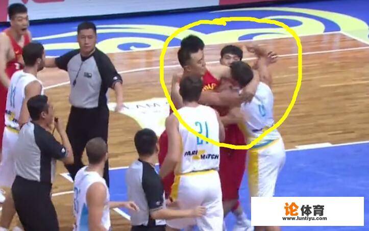 男篮四国赛中,乌克兰4号球员冲过去要对中国队任骏飞动手,为什么随后又放弃了?_乌克兰绝地求生比赛开场 男篮四国赛中,乌克兰4号球员冲过去要对中国队任骏飞动手,为什么随后又放弃了?_乌克兰绝地求生比赛开场