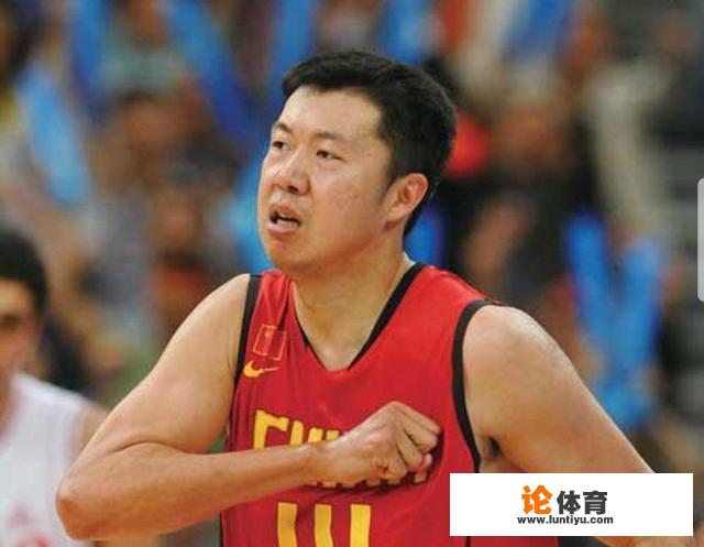 被称为“大郅”，第一个参加NBA赛事的中国球员是谁