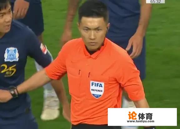 富力老将卢琳30秒内两张黄牌被罚下,中超名哨沈寅豪的吹罚是不是过于严厉 富力老将卢琳30秒内两张黄牌被罚下,中超名哨沈寅豪的吹罚是不是过于严厉