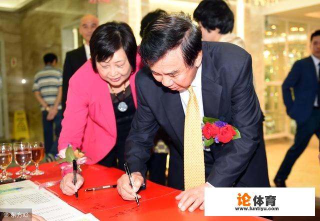 中国女排的功勋教练袁伟民现状如何