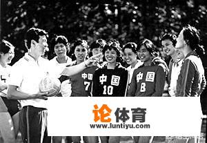中国女排的功勋教练袁伟民现状如何