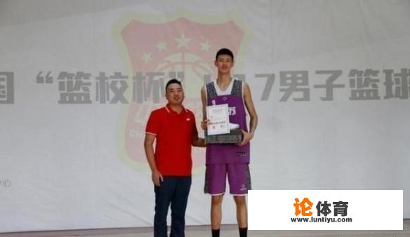 18岁，身高219，仅得2分被师弟完爆，李楠的儿子还有机会冲击NBA吗