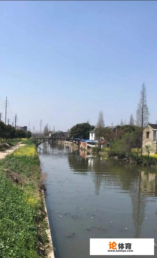 在农村上厕所时遭遇的尴尬时刻