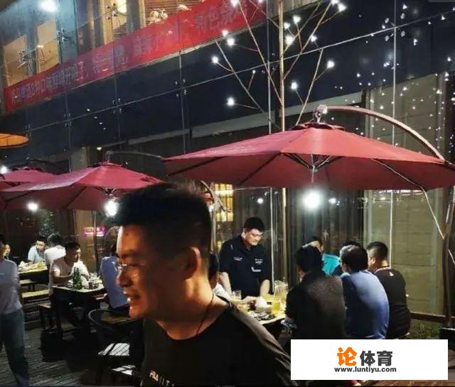 长肉！姚明现身青岛夜市喝扎啤撸串！体型发福的姚明，膝盖能承受现在400斤的重量么