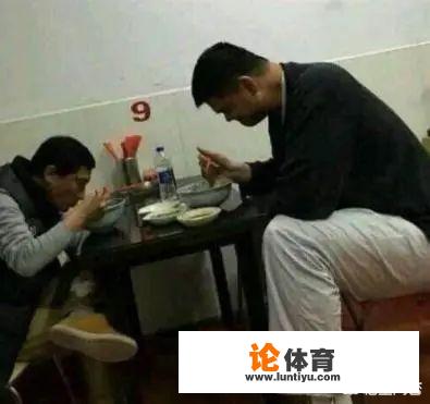 长肉！姚明现身青岛夜市喝扎啤撸串！体型发福的姚明，膝盖能承受现在400斤的重量么