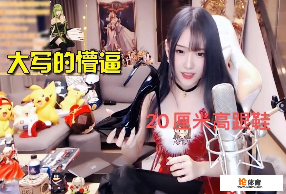 LOL腐团儿直播拆礼物，可居然有粉丝送“哑铃”，这是要腐团儿锻炼胸肌吗