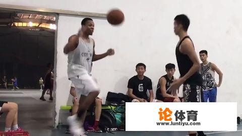 街球手球风华丽，却为何没有参加NBA