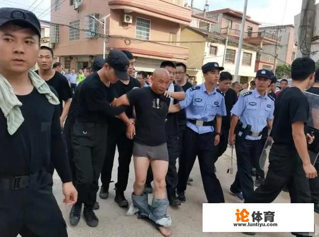 曾春亮被抓的时候为何裤子被脱了？是为了搜查凶器吗