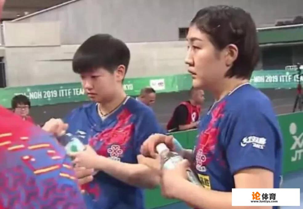 乒乓球女团赛，陈梦/孙颖莎3-0横扫美国组合，马琳和李隼同框指导。你怎么看