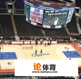 nba两队同一球场地板怎么换，比如说湖人和快船