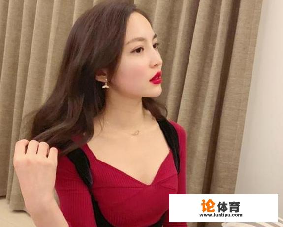 为什么美女台球裁判王钟瑶会一夜爆红，被球迷称为最美八球裁判