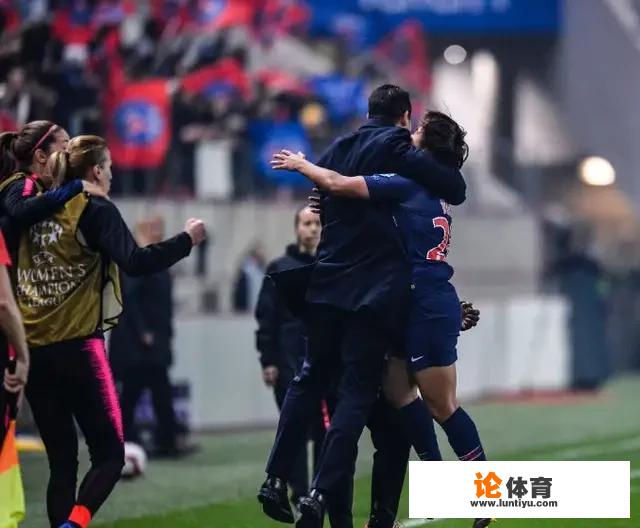 王霜主罚角球导致对方门将乌龙,进球以后为何选择跑到场外跟主教练拥抱庆祝? 王霜主罚角球导致对方门将乌龙,进球以后为何选择跑到场外跟主教练拥抱庆祝?