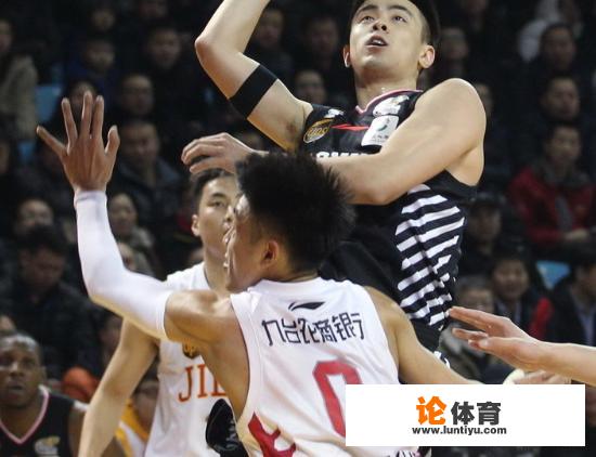 为什么CBA球员的队服上那么多广告，跟NBA比差多了？