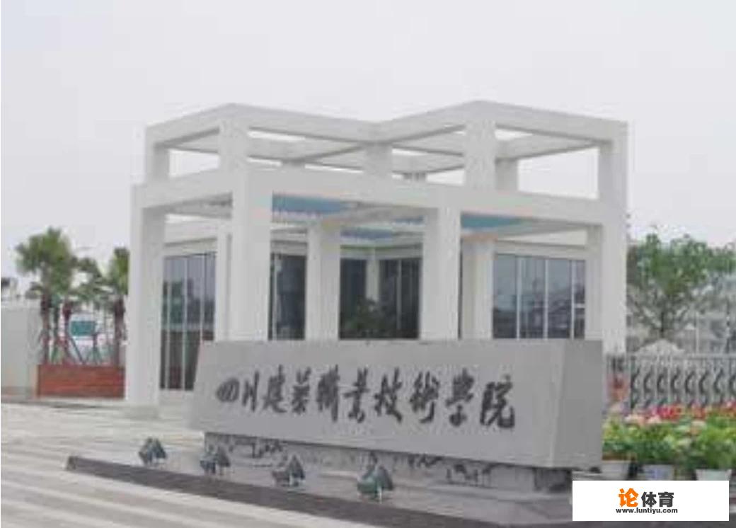 一位高职学院的护士学生,参加应聘的时候身着大红色连衣裙,一双网球鞋,短袜。浅紫色的口红,戴着戒指? 一位高职学院的护士学生,参加应聘的时候身着大红色连衣裙,一双网球鞋,短袜。浅紫色的口红,戴着戒指?