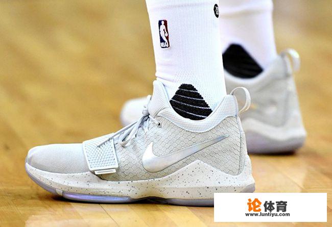 科比圣诞节穿的那双绿色的是科5圣诞版还是科6? 科比圣诞节穿的那双绿色的是科5圣诞版还是科6?