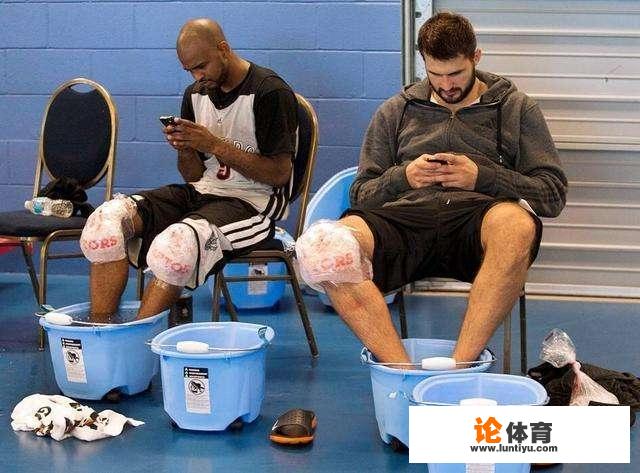 为什么有些NBA球员在打完球后通常用冷水泡脚或者冰敷膝关节等部位？