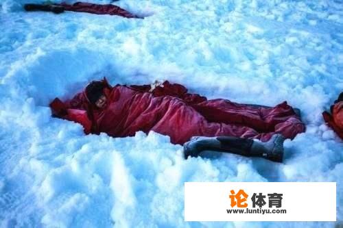 和平精英雪地哪里有三个烟囱？