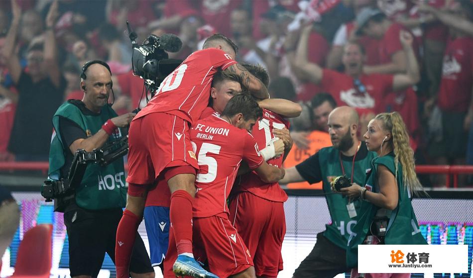 德甲联赛已过10轮,各大球队战绩诡异,但至今仍没有一个主帅下课。对此你怎么看? 德甲联赛已过10轮,各大球队战绩诡异,但至今仍没有一个主帅下课。对此你怎么看?