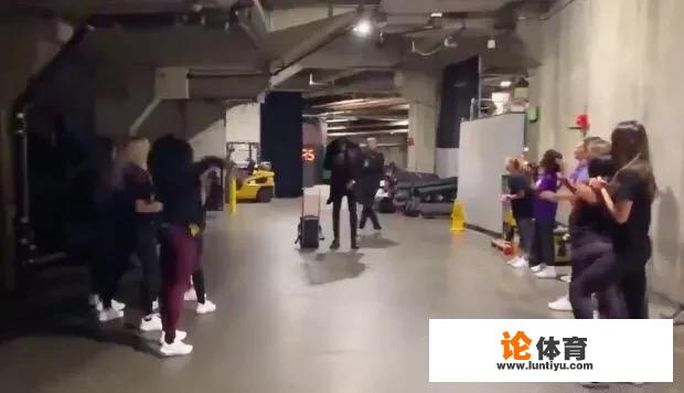 屌丝男士里拉拉队更衣室击掌那一集里的女演员是谁? 屌丝男士里拉拉队更衣室击掌那一集里的女演员是谁?