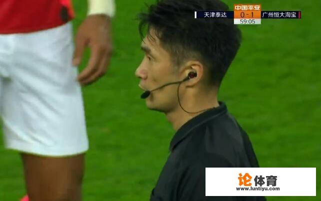 严鼎浩背后铲倒阿奇姆彭,为何主裁判却给了瓦格纳一张黄牌? 严鼎浩背后铲倒阿奇姆彭,为何主裁判却给了瓦格纳一张黄牌?