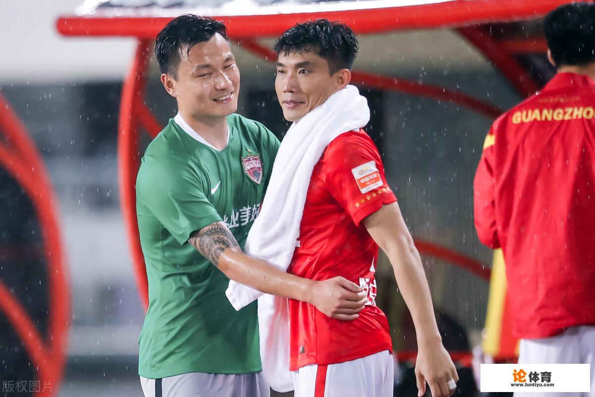 中超联赛,广州赢球了,为啥郜林斯曼哭了,是激动吗? 中超联赛,广州赢球了,为啥郜林斯曼哭了,是激动吗?