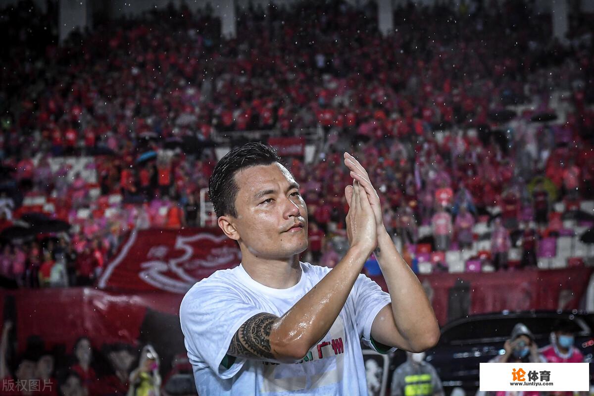 中超联赛,广州赢球了,为啥郜林斯曼哭了,是激动吗? 中超联赛,广州赢球了,为啥郜林斯曼哭了,是激动吗?