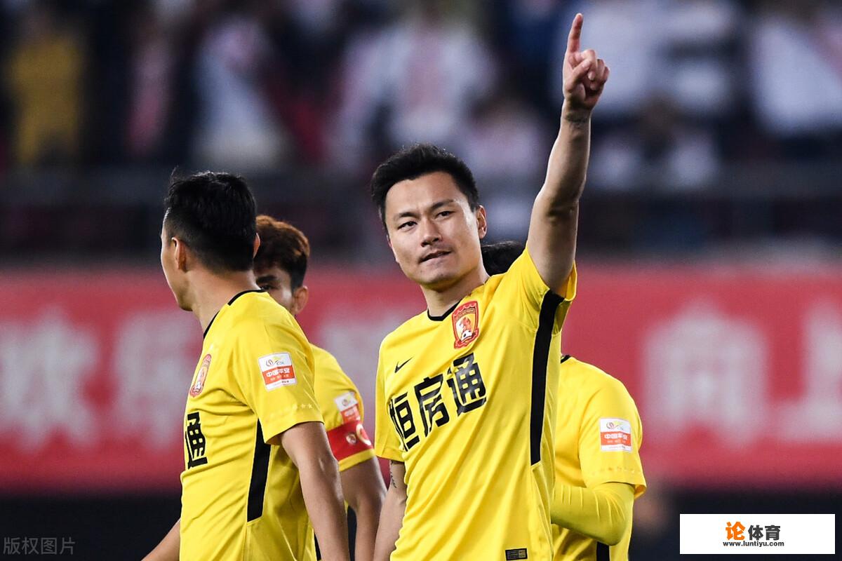 中超联赛,广州赢球了,为啥郜林斯曼哭了,是激动吗? 中超联赛,广州赢球了,为啥郜林斯曼哭了,是激动吗?