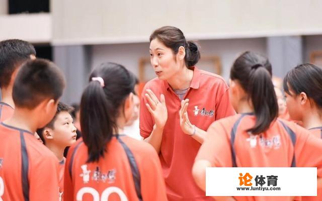 小女孩练排球有什么出路? 小女孩练排球有什么出路?