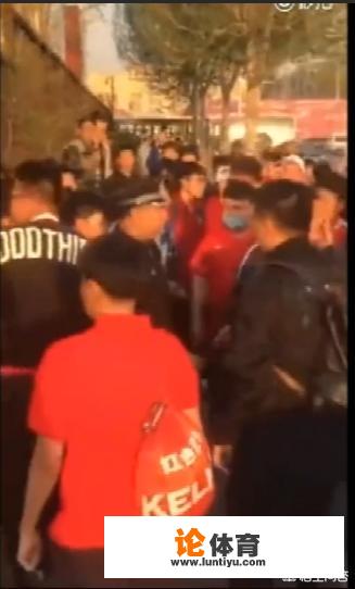 足协杯第四轮之后,沈阳球迷“围”落单大连球迷并且烧球衣,对此你怎么看? 足协杯第四轮之后,沈阳球迷“围”落单大连球迷并且烧球衣,对此你怎么看?