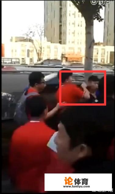 足协杯第四轮之后,沈阳球迷“围”落单大连球迷并且烧球衣,对此你怎么看? 足协杯第四轮之后,沈阳球迷“围”落单大连球迷并且烧球衣,对此你怎么看?