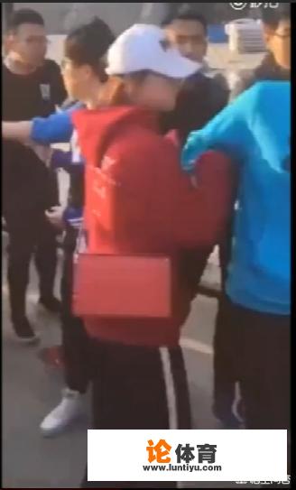 足协杯第四轮之后,沈阳球迷“围”落单大连球迷并且烧球衣,对此你怎么看? 足协杯第四轮之后,沈阳球迷“围”落单大连球迷并且烧球衣,对此你怎么看?